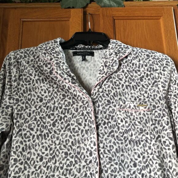 BCBGMAXAZRIA Collared Button Front Animal Print Pajama Top - M - Picture 3 of 13